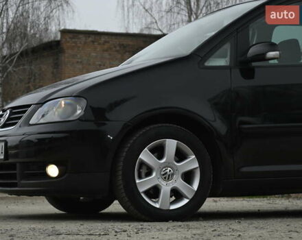 Чорний Фольксваген Туран, об'ємом двигуна 2 л та пробігом 267 тис. км за 5999 $, фото 5 на Automoto.ua