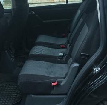 Черный Фольксваген Туран, объемом двигателя 1.6 л и пробегом 255 тыс. км за 6500 $, фото 5 на Automoto.ua