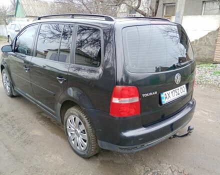 Черный Фольксваген Туран, объемом двигателя 1.6 л и пробегом 220 тыс. км за 6300 $, фото 3 на Automoto.ua