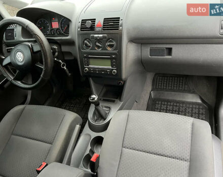 Черный Фольксваген Туран, объемом двигателя 1.6 л и пробегом 208 тыс. км за 5700 $, фото 25 на Automoto.ua