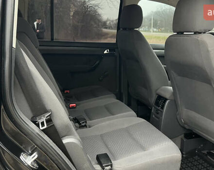 Черный Фольксваген Туран, объемом двигателя 1.6 л и пробегом 208 тыс. км за 5700 $, фото 27 на Automoto.ua