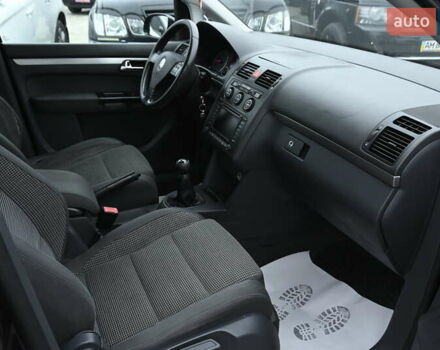 Чорний Фольксваген Туран, об'ємом двигуна 2 л та пробігом 267 тис. км за 5999 $, фото 28 на Automoto.ua