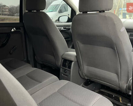 Черный Фольксваген Туран, объемом двигателя 1.6 л и пробегом 208 тыс. км за 5700 $, фото 28 на Automoto.ua