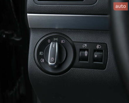 Чорний Фольксваген Туран, об'ємом двигуна 2 л та пробігом 267 тис. км за 5999 $, фото 16 на Automoto.ua