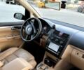 Черный Фольксваген Туран, объемом двигателя 1.97 л и пробегом 327 тыс. км за 5800 $, фото 6 на Automoto.ua