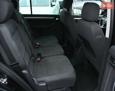 Чорний Фольксваген Туран, об'ємом двигуна 2 л та пробігом 267 тис. км за 5999 $, фото 25 на Automoto.ua