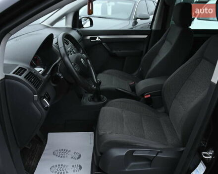 Чорний Фольксваген Туран, об'ємом двигуна 2 л та пробігом 267 тис. км за 5999 $, фото 15 на Automoto.ua