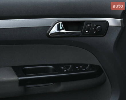 Чорний Фольксваген Туран, об'ємом двигуна 2 л та пробігом 267 тис. км за 5999 $, фото 14 на Automoto.ua