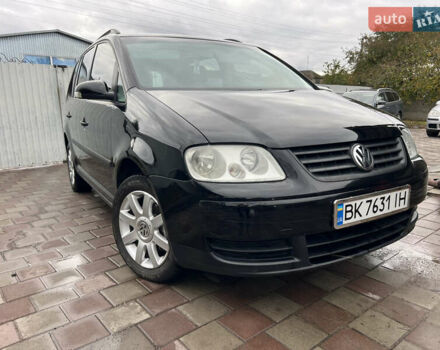 Черный Фольксваген Туран, объемом двигателя 1.6 л и пробегом 271 тыс. км за 5500 $, фото 1 на Automoto.ua