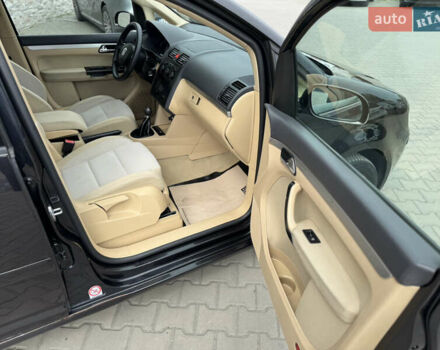 Черный Фольксваген Туран, объемом двигателя 1.98 л и пробегом 188 тыс. км за 4600 $, фото 26 на Automoto.ua