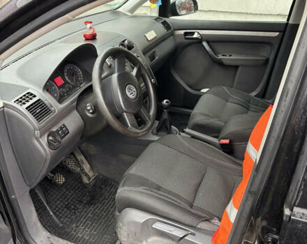 Черный Фольксваген Туран, объемом двигателя 1.97 л и пробегом 316 тыс. км за 5700 $, фото 7 на Automoto.ua