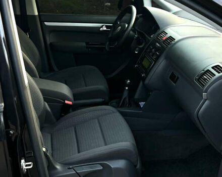 Черный Фольксваген Туран, объемом двигателя 1.6 л и пробегом 229 тыс. км за 6450 $, фото 27 на Automoto.ua