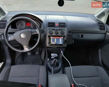 Чорний Фольксваген Туран, об'ємом двигуна 1.6 л та пробігом 279 тис. км за 4400 $, фото 10 на Automoto.ua