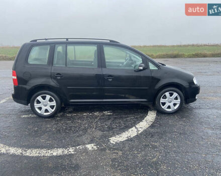 Черный Фольксваген Туран, объемом двигателя 1.6 л и пробегом 198 тыс. км за 6800 $, фото 7 на Automoto.ua