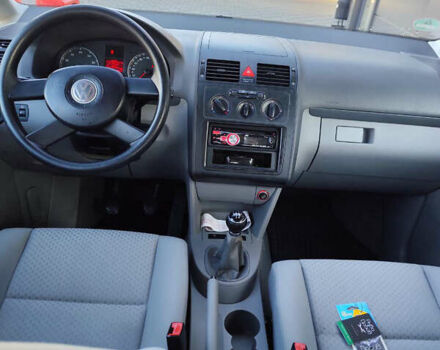 Черный Фольксваген Туран, объемом двигателя 1.6 л и пробегом 219 тыс. км за 5850 $, фото 12 на Automoto.ua