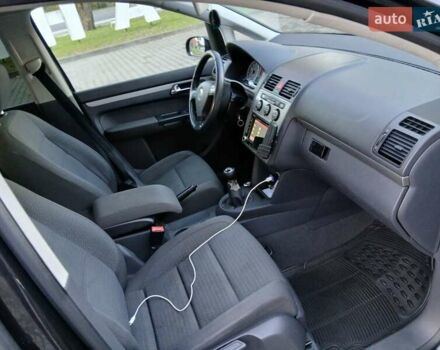 Чорний Фольксваген Туран, об'ємом двигуна 1.6 л та пробігом 279 тис. км за 4400 $, фото 6 на Automoto.ua