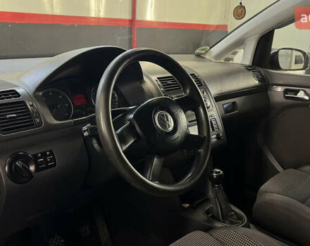 Черный Фольксваген Туран, объемом двигателя 1.9 л и пробегом 419 тыс. км за 5900 $, фото 20 на Automoto.ua