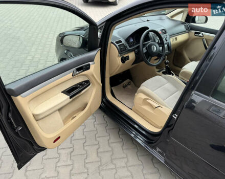 Черный Фольксваген Туран, объемом двигателя 1.98 л и пробегом 188 тыс. км за 4600 $, фото 21 на Automoto.ua