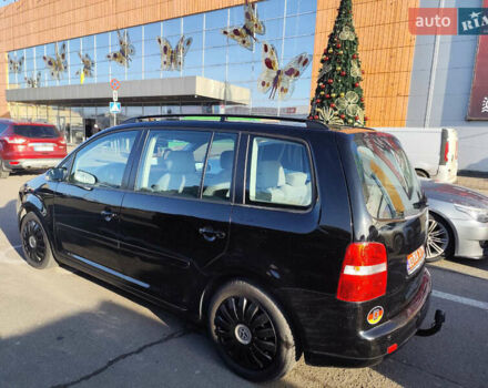 Черный Фольксваген Туран, объемом двигателя 1.6 л и пробегом 219 тыс. км за 5850 $, фото 1 на Automoto.ua