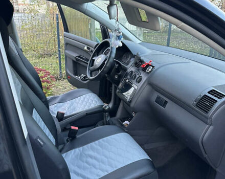 Чорний Фольксваген Туран, об'ємом двигуна 1.6 л та пробігом 295 тис. км за 5700 $, фото 7 на Automoto.ua