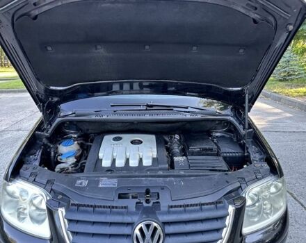 Черный Фольксваген Туран, объемом двигателя 1.9 л и пробегом 333 тыс. км за 142000 $, фото 1 на Automoto.ua