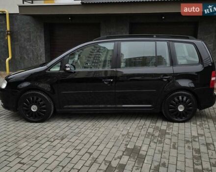Черный Фольксваген Туран, объемом двигателя 1.6 л и пробегом 219 тыс. км за 5399 $, фото 4 на Automoto.ua