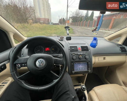 Черный Фольксваген Туран, объемом двигателя 1.6 л и пробегом 287 тыс. км за 4800 $, фото 1 на Automoto.ua
