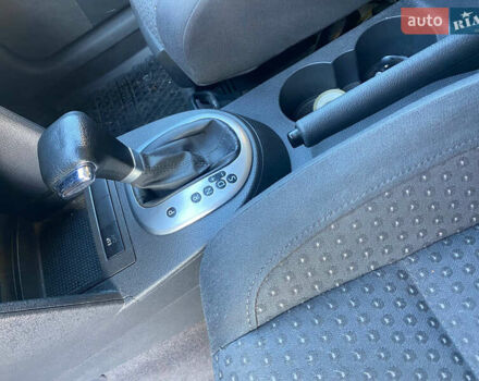 Черный Фольксваген Туран, объемом двигателя 1.6 л и пробегом 198 тыс. км за 6800 $, фото 17 на Automoto.ua