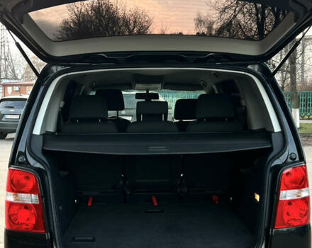 Черный Фольксваген Туран, объемом двигателя 1.6 л и пробегом 229 тыс. км за 6450 $, фото 36 на Automoto.ua