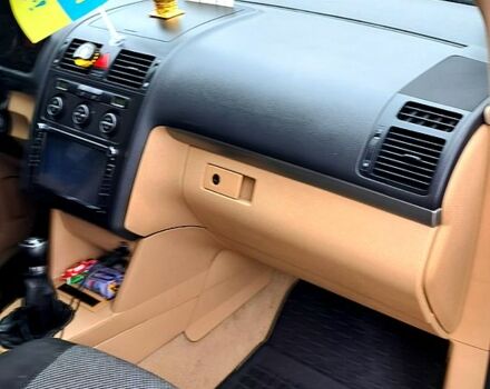 Черный Фольксваген Туран, объемом двигателя 1.9 л и пробегом 385 тыс. км за 5800 $, фото 4 на Automoto.ua