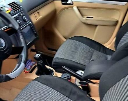 Черный Фольксваген Туран, объемом двигателя 1.9 л и пробегом 385 тыс. км за 5800 $, фото 4 на Automoto.ua