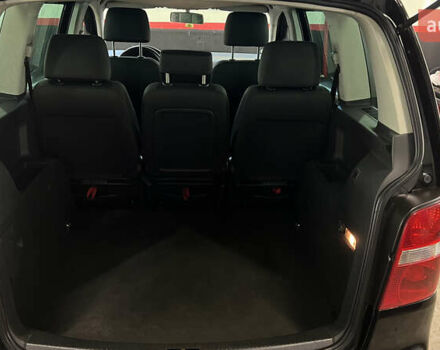 Черный Фольксваген Туран, объемом двигателя 1.9 л и пробегом 419 тыс. км за 5900 $, фото 25 на Automoto.ua