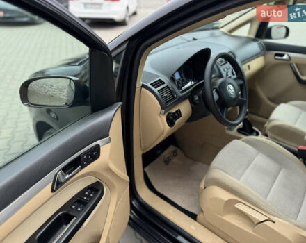 Черный Фольксваген Туран, объемом двигателя 1.98 л и пробегом 188 тыс. км за 4600 $, фото 23 на Automoto.ua