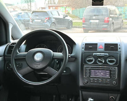 Черный Фольксваген Туран, объемом двигателя 1.6 л и пробегом 229 тыс. км за 6450 $, фото 49 на Automoto.ua