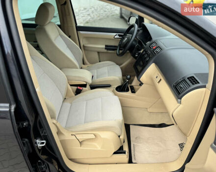 Черный Фольксваген Туран, объемом двигателя 1.98 л и пробегом 188 тыс. км за 4600 $, фото 27 на Automoto.ua