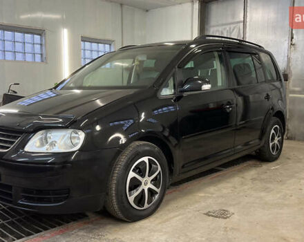 Черный Фольксваген Туран, объемом двигателя 1.9 л и пробегом 419 тыс. км за 5900 $, фото 2 на Automoto.ua