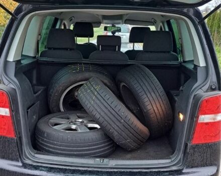 Черный Фольксваген Туран, объемом двигателя 1.6 л и пробегом 205 тыс. км за 5650 $, фото 4 на Automoto.ua