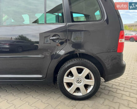 Черный Фольксваген Туран, объемом двигателя 1.98 л и пробегом 188 тыс. км за 4600 $, фото 9 на Automoto.ua