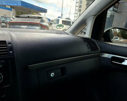 Черный Фольксваген Туран, объемом двигателя 1.6 л и пробегом 190 тыс. км за 6999 $, фото 84 на Automoto.ua