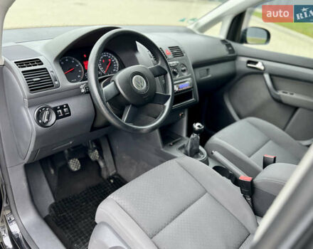 Черный Фольксваген Туран, объемом двигателя 1.6 л и пробегом 249 тыс. км за 5999 $, фото 53 на Automoto.ua