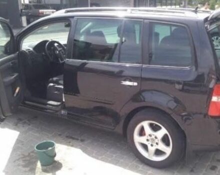 Чорний Фольксваген Туран, об'ємом двигуна 2 л та пробігом 290 тис. км за 5900 $, фото 2 на Automoto.ua