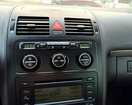 Черный Фольксваген Туран, объемом двигателя 1.6 л и пробегом 190 тыс. км за 6999 $, фото 81 на Automoto.ua