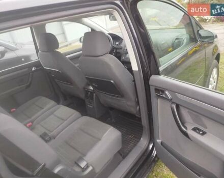 Черный Фольксваген Туран, объемом двигателя 1.6 л и пробегом 225 тыс. км за 6000 $, фото 15 на Automoto.ua