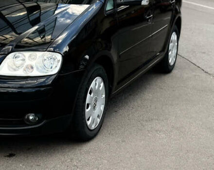 Черный Фольксваген Туран, объемом двигателя 1.6 л и пробегом 190 тыс. км за 6999 $, фото 52 на Automoto.ua