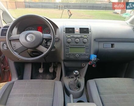 Черный Фольксваген Туран, объемом двигателя 1.6 л и пробегом 261 тыс. км за 4999 $, фото 40 на Automoto.ua