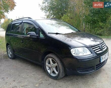 Черный Фольксваген Туран, объемом двигателя 1.6 л и пробегом 240 тыс. км за 5700 $, фото 7 на Automoto.ua