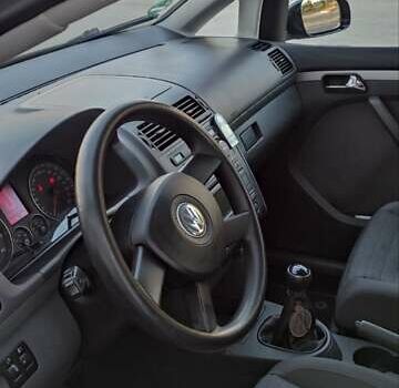 Черный Фольксваген Туран, объемом двигателя 1.6 л и пробегом 197 тыс. км за 5850 $, фото 4 на Automoto.ua