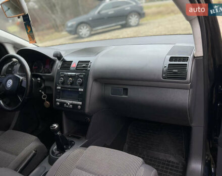 Черный Фольксваген Туран, объемом двигателя 1.9 л и пробегом 285 тыс. км за 6200 $, фото 21 на Automoto.ua