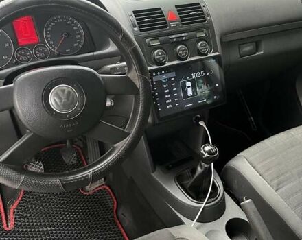 Черный Фольксваген Туран, объемом двигателя 1.97 л и пробегом 292 тыс. км за 6500 $, фото 4 на Automoto.ua