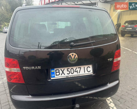 Черный Фольксваген Туран, объемом двигателя 1.9 л и пробегом 246 тыс. км за 7800 $, фото 4 на Automoto.ua